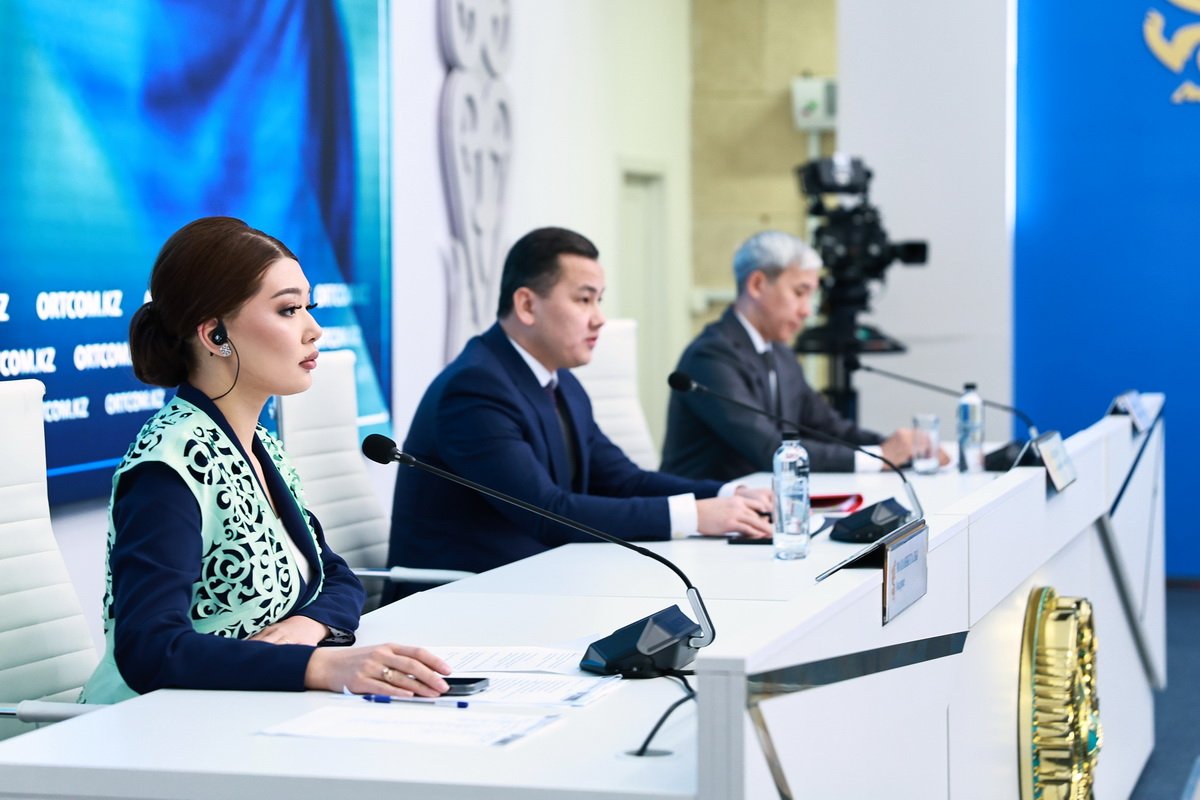 Порно қара жігіттер үлкен мүшесі трахаются