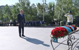 Мемлекет басшысы Саяси қуғын-сүргін және ашаршылық құрбандарының рухына тағзым етті
