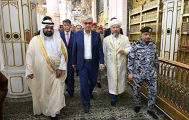 Глава государства посетил мечеть Пророка Мухаммеда