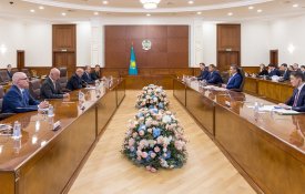 Олжас Бектенов обсудил с главой Roca Group Сантьяго де Гомар Рока строительство завода в Кызылординской области