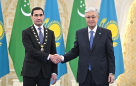 Глава государства наградил Президента Туркменистана орденом «Алтын Қыран»