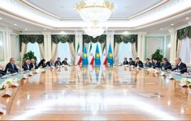 Президенты Казахстана и Ирана провели переговоры в расширенном составе