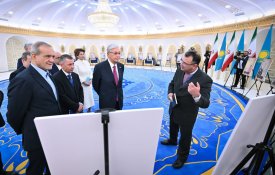 Президенты осмотрели выставку найденных в архивах Ирана древних рукописей, содержащих сведения по истории Казахстана