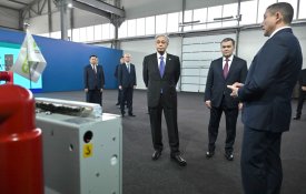 Глава государства осмотрел выставку предприятий обрабатывающей промышленности