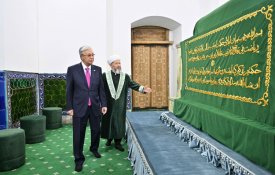 Президент посетил мавзолей Ходжи Ахмеда Яссауи