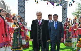 Глава государства принял участие в народных гуляньях по случаю праздника Наурыз