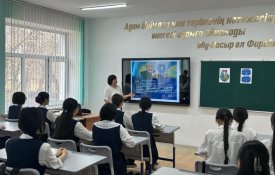 Школьники проходят занятия по разъяснению норм новой Конституции