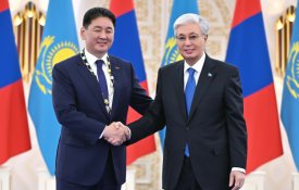 Қасым-Жомарт Тоқаев Моңғолия Президенті Ухнаагийн Хурэлсухты «Алтын Қыран» орденімен марапаттады