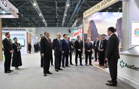 Мемлекеттер басшылары Өңірлік экологиялық саммиттің көрме павильондарын аралады