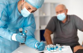 Исследование: Вакцинация в позднем возрасте приводит к тренировке иммунной системы