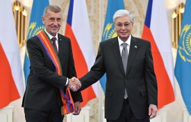 Президент Чехия Премьер-министрін І дәрежелі «Достық» орденімен марапаттады