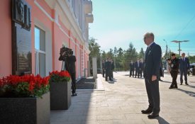 Глава государства возложил цветы у мемориальной доски Кемелю Токаеву