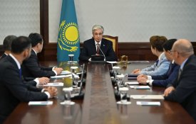 Президент встретился с руководителями фракций политических партий в Курултае