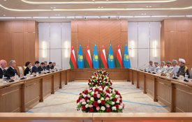 Касым-Жомарт Токаев и Хайсам бен Тарик Аль Саид провели переговоры в расширенном составе